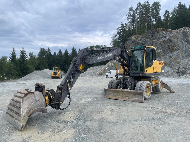 2011 Volvo EW140C Hjulgraver - VA-bom - Sentralsmøring - Bunkringspumpe - Engcon Tiltrotator med klype - Pusseskuffe - Rýpadlo: obrázek 1 2011 Volvo EW140C Hjulgraver - VA-bom - Sentralsmøring - Bunkringspumpe - Engcon Tiltrotator med klype - Pusseskuffe - Rýpadlo: obrázek 1