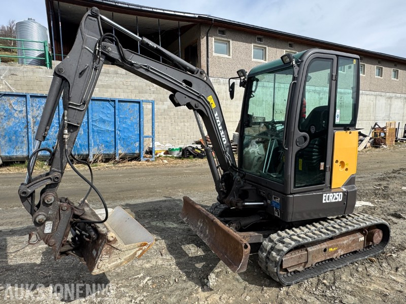 2013 Volvo ECR25D gravemaskin med 3 skuffer - Mini rýpadlo: obrázek 1 2013 Volvo ECR25D gravemaskin med 3 skuffer - Mini rýpadlo: obrázek 1
