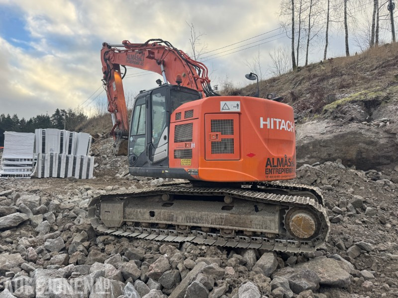 2014 Hitachi ZX225USLC-5B Beltegraver med tiltrotator og pusseskuffe - Rýpadlo: obrázek 5 2014 Hitachi ZX225USLC-5B Beltegraver med tiltrotator og pusseskuffe - Rýpadlo: obrázek 5