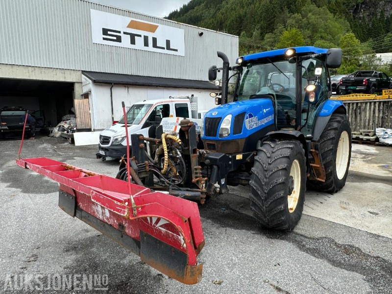 2015 New Holland T6.140 m/snøplog og strøkasse, 1789 timer - Traktor: obrázek 1 2015 New Holland T6.140 m/snøplog og strøkasse, 1789 timer - Traktor: obrázek 1