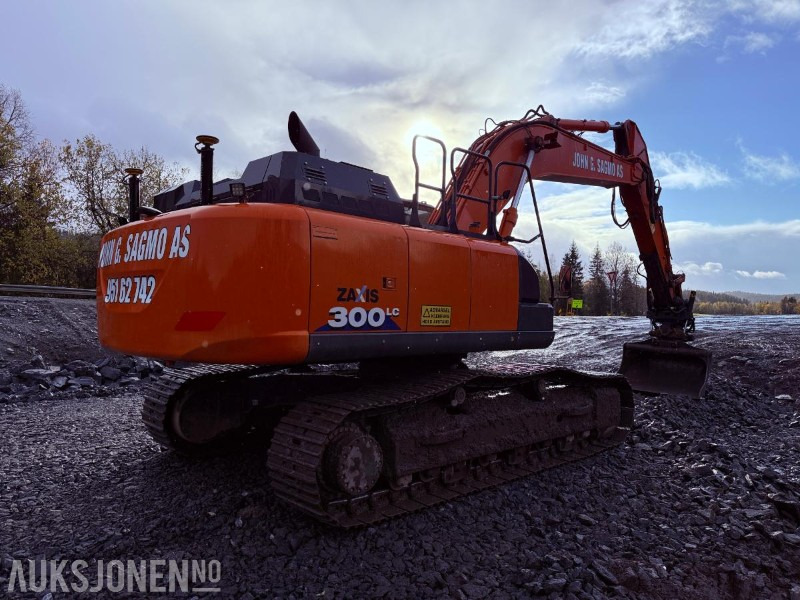 2016 Hitachi ZX300LC-6 Beltegraver - Sentralsmøring, GPS, Engcon tiltrotator og 2 skuffer - Rýpadlo: obrázek 3 2016 Hitachi ZX300LC-6 Beltegraver - Sentralsmøring, GPS, Engcon tiltrotator og 2 skuffer - Rýpadlo: obrázek 3