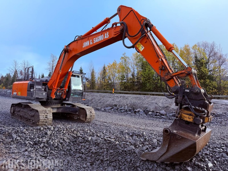 2016 Hitachi ZX300LC-6 Beltegraver - Sentralsmøring, GPS, Engcon tiltrotator og 2 skuffer - Rýpadlo: obrázek 2 2016 Hitachi ZX300LC-6 Beltegraver - Sentralsmøring, GPS, Engcon tiltrotator og 2 skuffer - Rýpadlo: obrázek 2