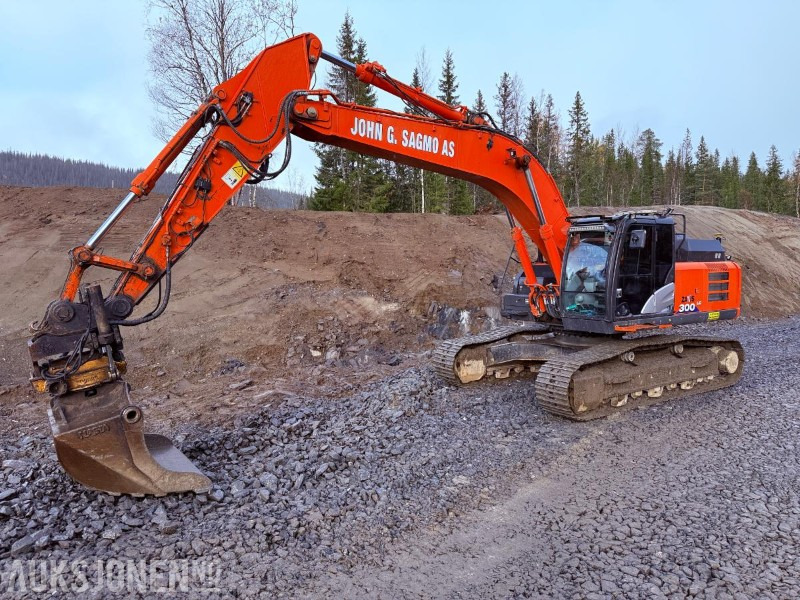 2016 Hitachi ZX300LC-6 Beltegraver - Sentralsmøring, GPS, Engcon tiltrotator og 2 skuffer - Rýpadlo: obrázek 1 2016 Hitachi ZX300LC-6 Beltegraver - Sentralsmøring, GPS, Engcon tiltrotator og 2 skuffer - Rýpadlo: obrázek 1