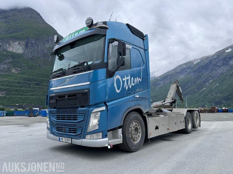 2016 Volvo FH540 - Krokbil - JOAB krokløft med fjernstyring - Bevogrip sandstøere - Nylig EU godkjent - Hákový nosič kontejnerů: obrázek 1 2016 Volvo FH540 - Krokbil - JOAB krokløft med fjernstyring - Bevogrip sandstøere - Nylig EU godkjent - Hákový nosič kontejnerů: obrázek 1