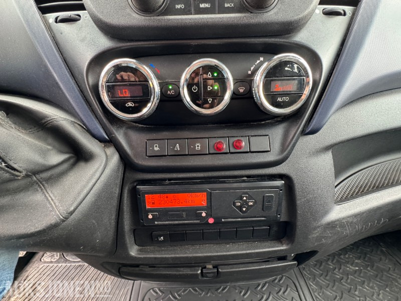Nákladní automobil valníkový/ Plošinový 2017 Iveco Daily dobbelkabin m/kran, Webasto, innredning, inverter og vinterhjul: obrázek 13