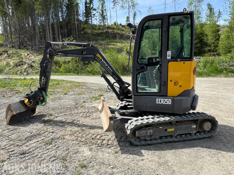 2017 Volvo ECR25D m/Engcon tiltrotator, SE-klype, 3 skuffer, vibroplate, 891 timer, Minigraver - Mini rýpadlo: obrázek 1 2017 Volvo ECR25D m/Engcon tiltrotator, SE-klype, 3 skuffer, vibroplate, 891 timer, Minigraver - Mini rýpadlo: obrázek 1