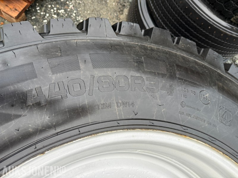 4 stk traktordekk med pigg stått på New Holland T5060 - Traktor: obrázek 2 4 stk traktordekk med pigg stått på New Holland T5060 - Traktor: obrázek 2