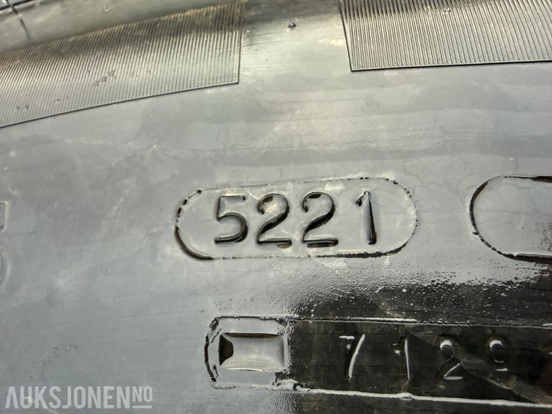 4 stk traktordekk med pigg stått på New Holland T5060 - Traktor: obrázek 3 4 stk traktordekk med pigg stått på New Holland T5060 - Traktor: obrázek 3