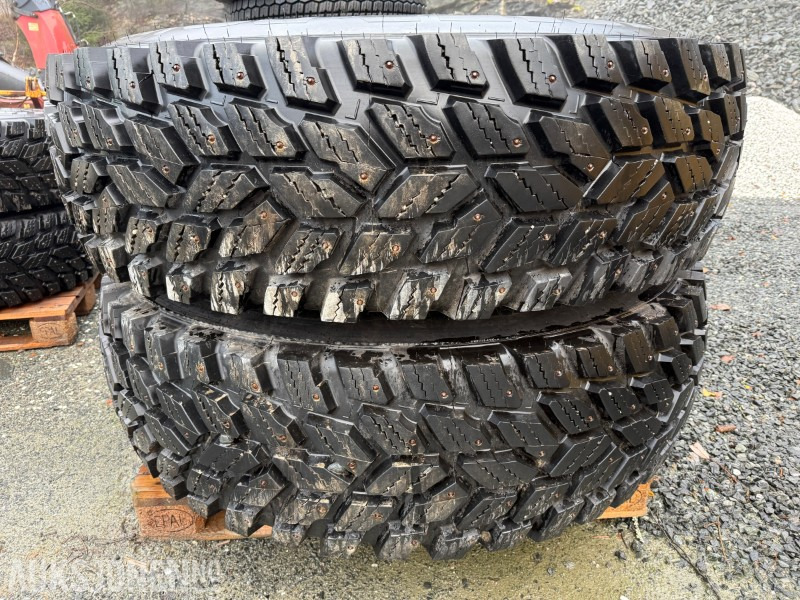 4 stk traktordekk med pigg stått på New Holland T5060 - Traktor: obrázek 1 4 stk traktordekk med pigg stått på New Holland T5060 - Traktor: obrázek 1