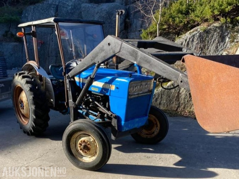 Ford 2000 TRAKTOR MED LASTER SKUFFE KRAFTUTTAK OG 3 PUNKT - Traktor: obrázek 1 Ford 2000 TRAKTOR MED LASTER SKUFFE KRAFTUTTAK OG 3 PUNKT - Traktor: obrázek 1
