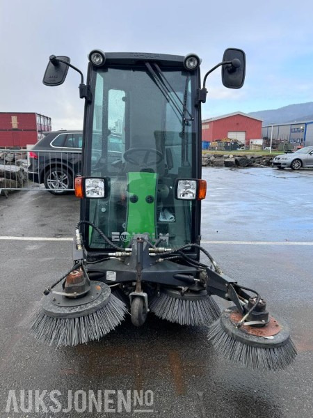 2010 Egholm City Ranger 2200 - Redskapsbærer - Kosteaggregat med vanndyser - Sugefunksjon - Oppsamler - Vanntank - Saltspreder - Komunální/ Speciální technika: obrázek 2 2010 Egholm City Ranger 2200 - Redskapsbærer - Kosteaggregat med vanndyser - Sugefunksjon - Oppsamler - Vanntank - Saltspreder - Komunální/ Speciální technika: obrázek 2