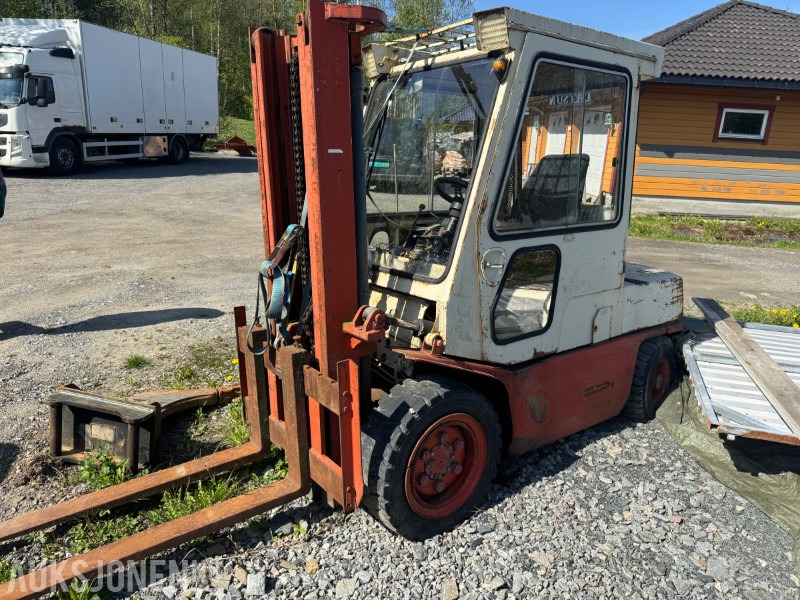 1980 Datsun 2700 KG Gaffeltruck - 325 cm Løftehøyde - Manipulační technika: obrázek 1 1980 Datsun 2700 KG Gaffeltruck - 325 cm Løftehøyde - Manipulační technika: obrázek 1