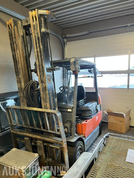 2007 Toyota 7FBMF35 3.5 tonn 5.5 meter løftehøyde Reparasjonsobjekt - Manipulační technika: obrázek 2 2007 Toyota 7FBMF35 3.5 tonn 5.5 meter løftehøyde Reparasjonsobjekt - Manipulační technika: obrázek 2