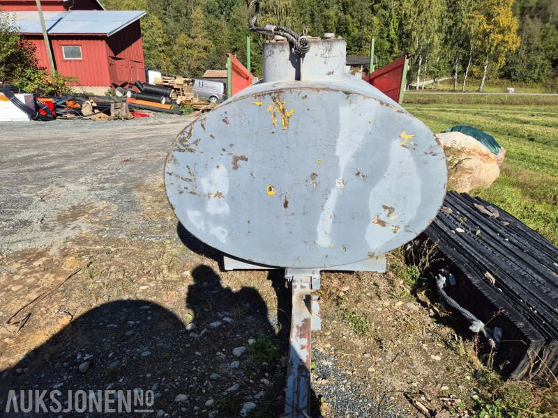 Mobil Dieseltank med hjulgang ca 1900 l - Stavební zařízení: obrázek 2 Mobil Dieseltank med hjulgang ca 1900 l - Stavební zařízení: obrázek 2