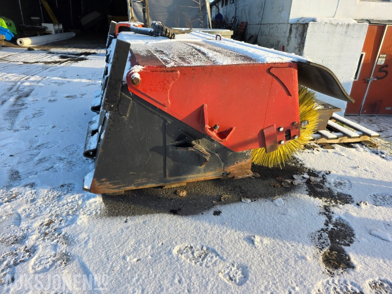 Bucket feieaggregat 188 cm bredt til bobcat - Příslušenství pro Stavební technika: obrázek 2 Bucket feieaggregat 188 cm bredt til bobcat - Příslušenství pro Stavební technika: obrázek 2