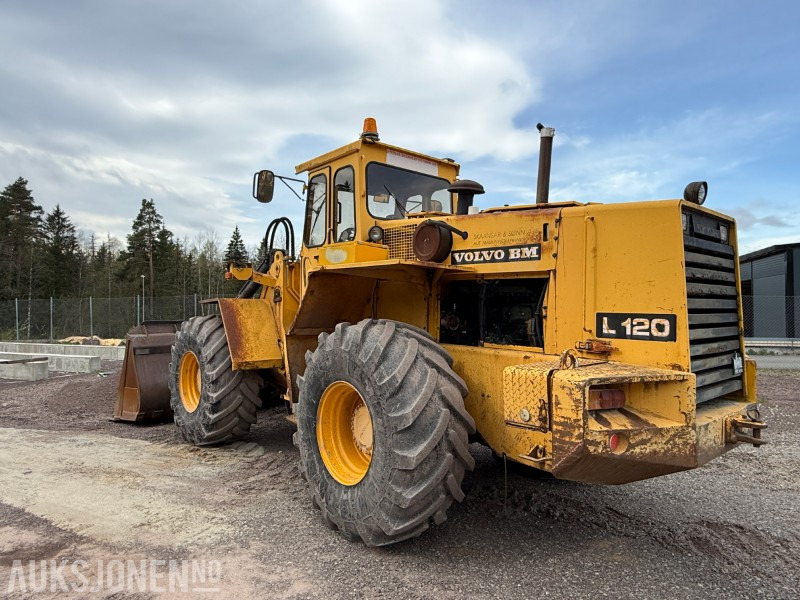 Volvo L120 Hjullaster - 4x4 - Gjerstad 2900L skuff - Nylig byttet dekk - Vekt montert - Kolový nakladač: obrázek 4 Volvo L120 Hjullaster - 4x4 - Gjerstad 2900L skuff - Nylig byttet dekk - Vekt montert - Kolový nakladač: obrázek 4