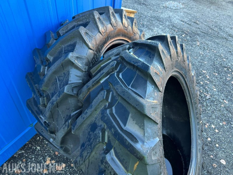 2 stk Trelleborg traktordekk 440/65 R28 - Zemědělská technika: obrázek 1 2 stk Trelleborg traktordekk 440/65 R28 - Zemědělská technika: obrázek 1