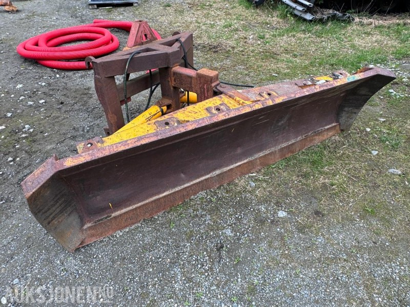 Hydraulisk Brøyteskjær til traktor og hjullaster - bredde 2720 mm - Volvo BM og Triangelfeste - Zemědělská technika: obrázek 3 Hydraulisk Brøyteskjær til traktor og hjullaster - bredde 2720 mm - Volvo BM og Triangelfeste - Zemědělská technika: obrázek 3