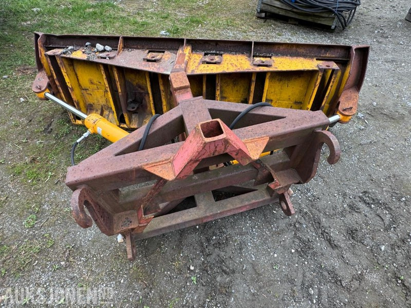 Hydraulisk Brøyteskjær til traktor og hjullaster - bredde 2720 mm - Volvo BM og Triangelfeste - Zemědělská technika: obrázek 4 Hydraulisk Brøyteskjær til traktor og hjullaster - bredde 2720 mm - Volvo BM og Triangelfeste - Zemědělská technika: obrázek 4