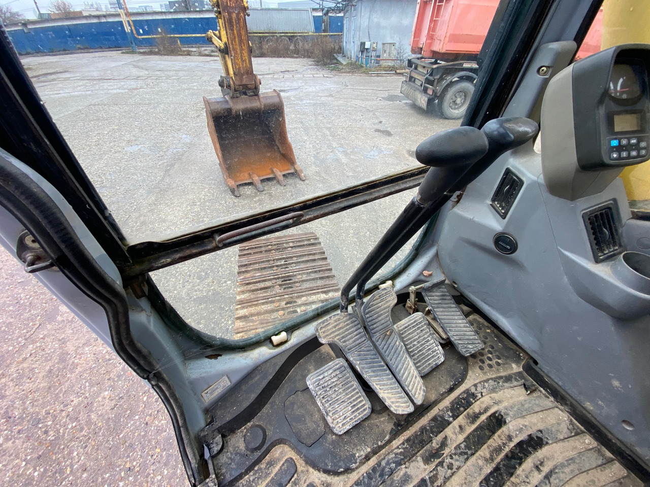 New Holland Kobelco E 215 22 T Klima - Pásové rýpadlo: obrázek 5 New Holland Kobelco E 215 22 T Klima - Pásové rýpadlo: obrázek 5