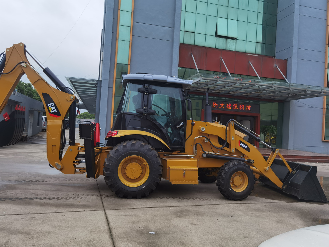 CAT 420F Backhoe Loader - Rýpadlo-nakladač: obrázek 4 CAT 420F Backhoe Loader - Rýpadlo-nakladač: obrázek 4