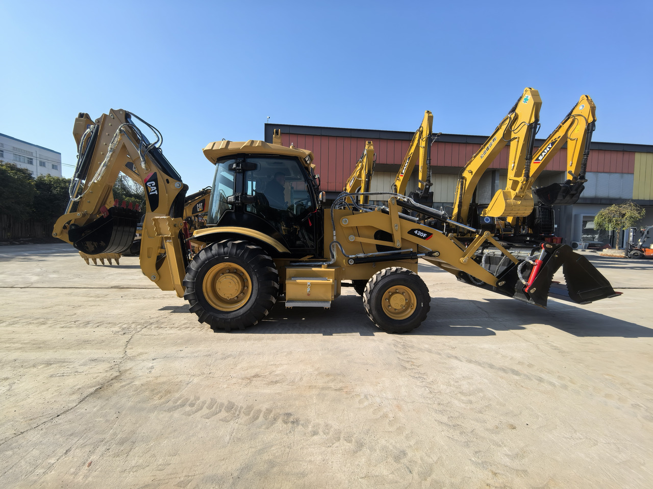 CAT 420F Backhoe Loader - Rýpadlo-nakladač: obrázek 2 CAT 420F Backhoe Loader - Rýpadlo-nakladač: obrázek 2