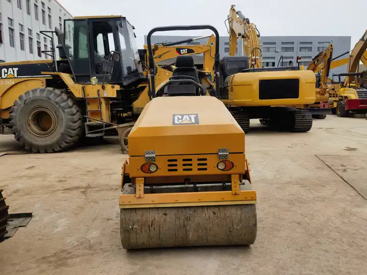 Good quality used road roller Double Drum Used Small Mini Road Roller Machine Compactor Price - Válec: obrázek 3 Good quality used road roller Double Drum Used Small Mini Road Roller Machine Compactor Price - Válec: obrázek 3