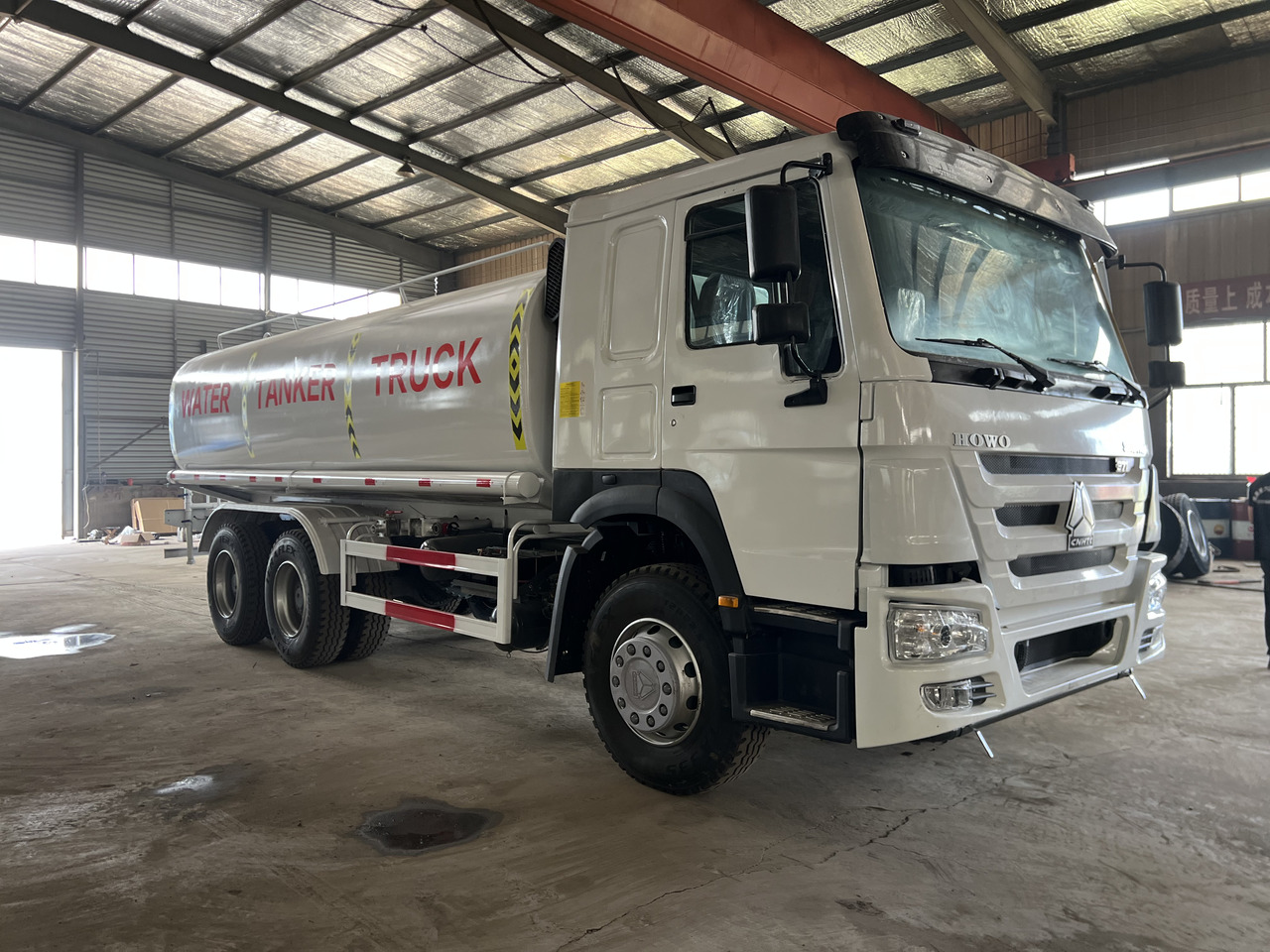 HOWO HOWO water tanker truck - Cisternové vozidlo: obrázek 1 HOWO HOWO water tanker truck - Cisternové vozidlo: obrázek 1
