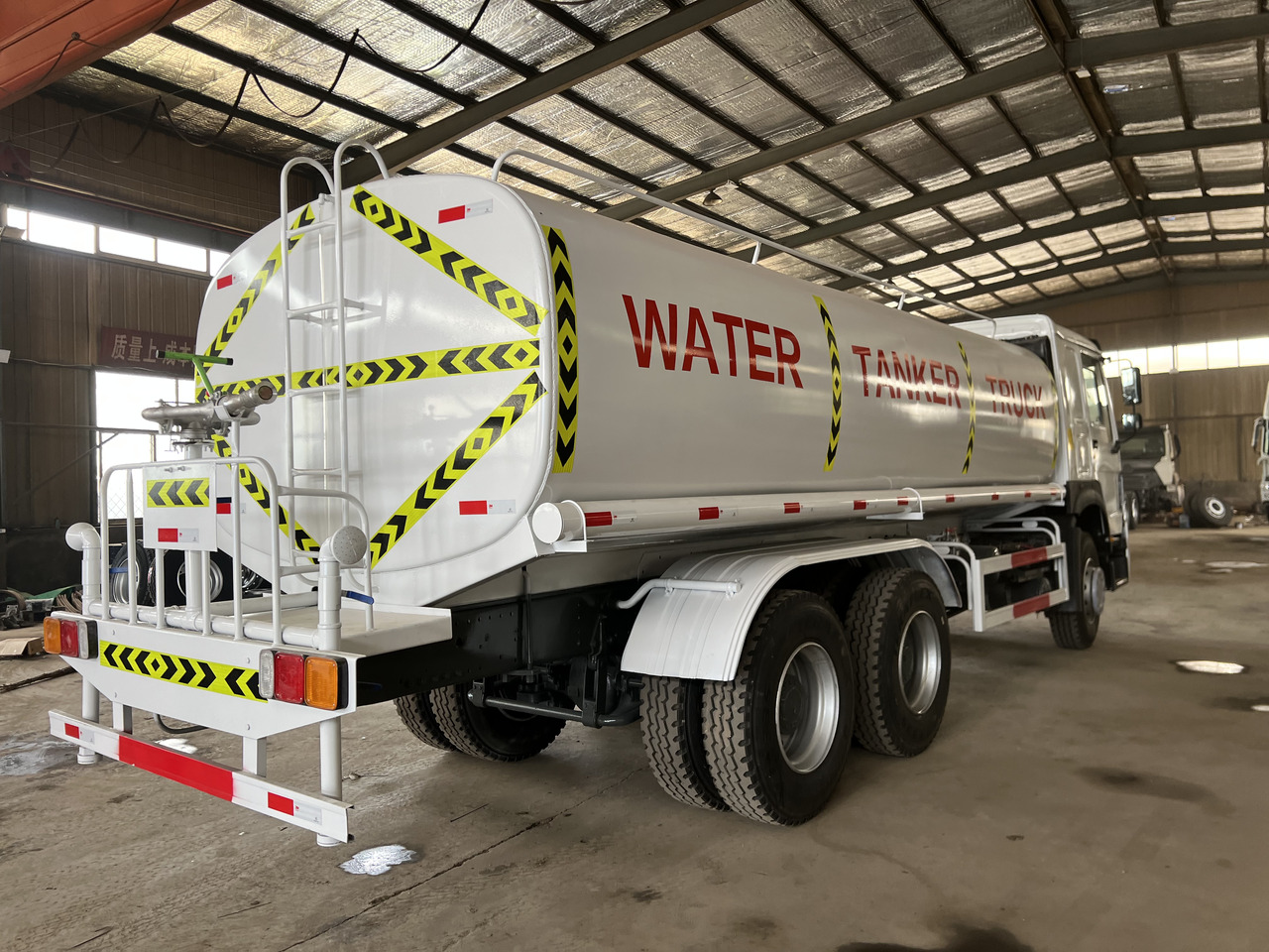 HOWO used water tank truck - Cisternové vozidlo: obrázek 3 HOWO used water tank truck - Cisternové vozidlo: obrázek 3