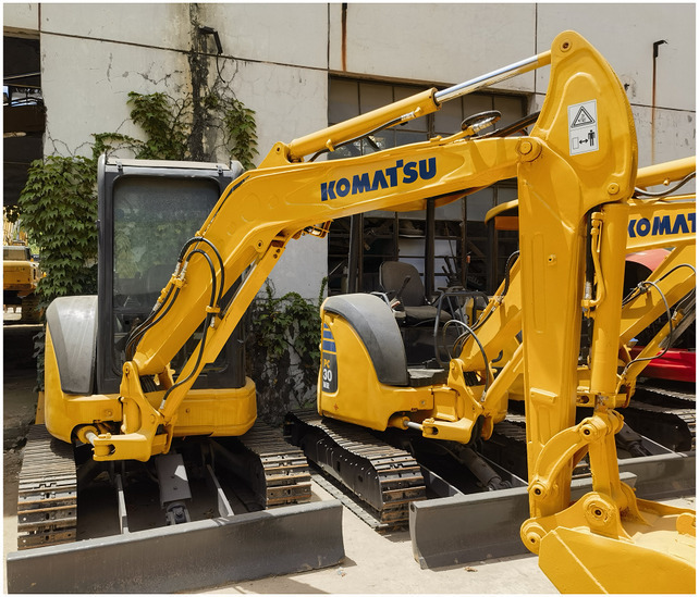Komatsu PC35MR-3 excavator - Pásové rýpadlo: obrázek 2 Komatsu PC35MR-3 excavator - Pásové rýpadlo: obrázek 2