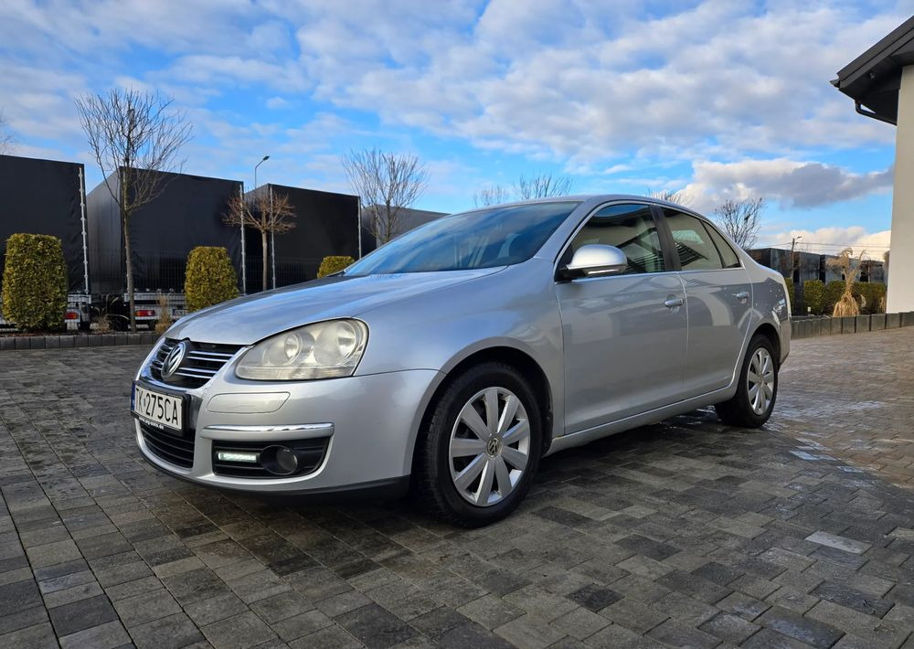 Volkswagen Jetta 2.0 TDI Sportline - Sedan: obrázek 4 Volkswagen Jetta 2.0 TDI Sportline - Sedan: obrázek 4