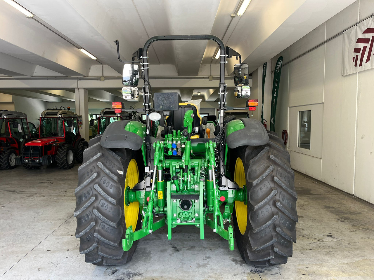 JOHN DEERE 5100 M - Traktor: obrázek 5 JOHN DEERE 5100 M - Traktor: obrázek 5