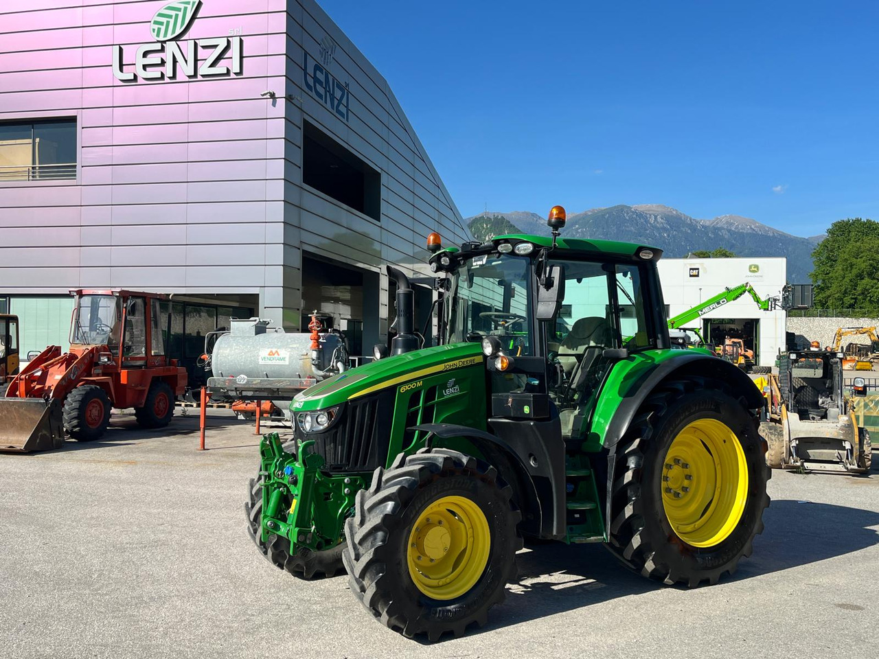 JOHN DEERE 6100M - Traktor: obrázek 1 JOHN DEERE 6100M - Traktor: obrázek 1