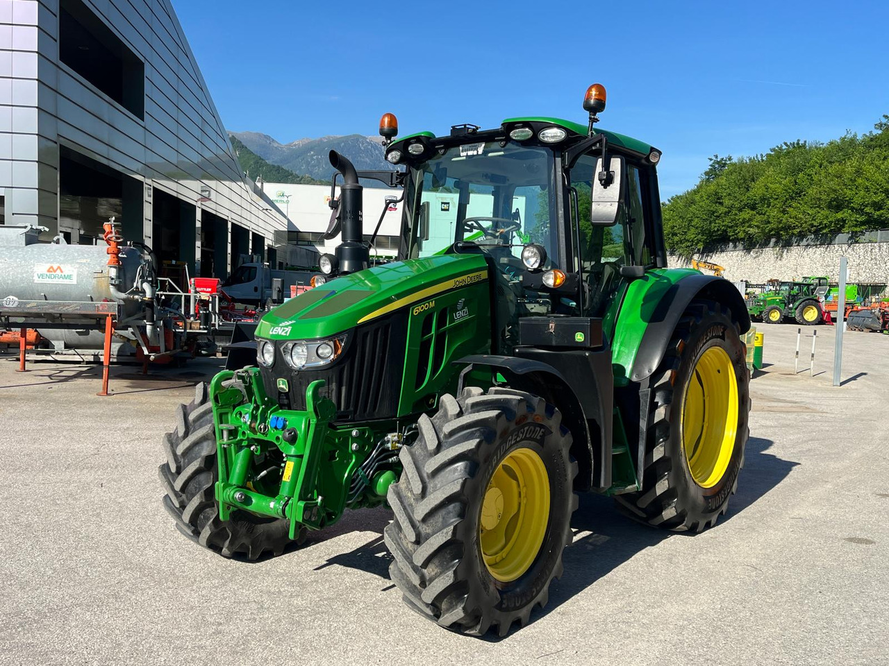 JOHN DEERE 6100M - Traktor: obrázek 2 JOHN DEERE 6100M - Traktor: obrázek 2