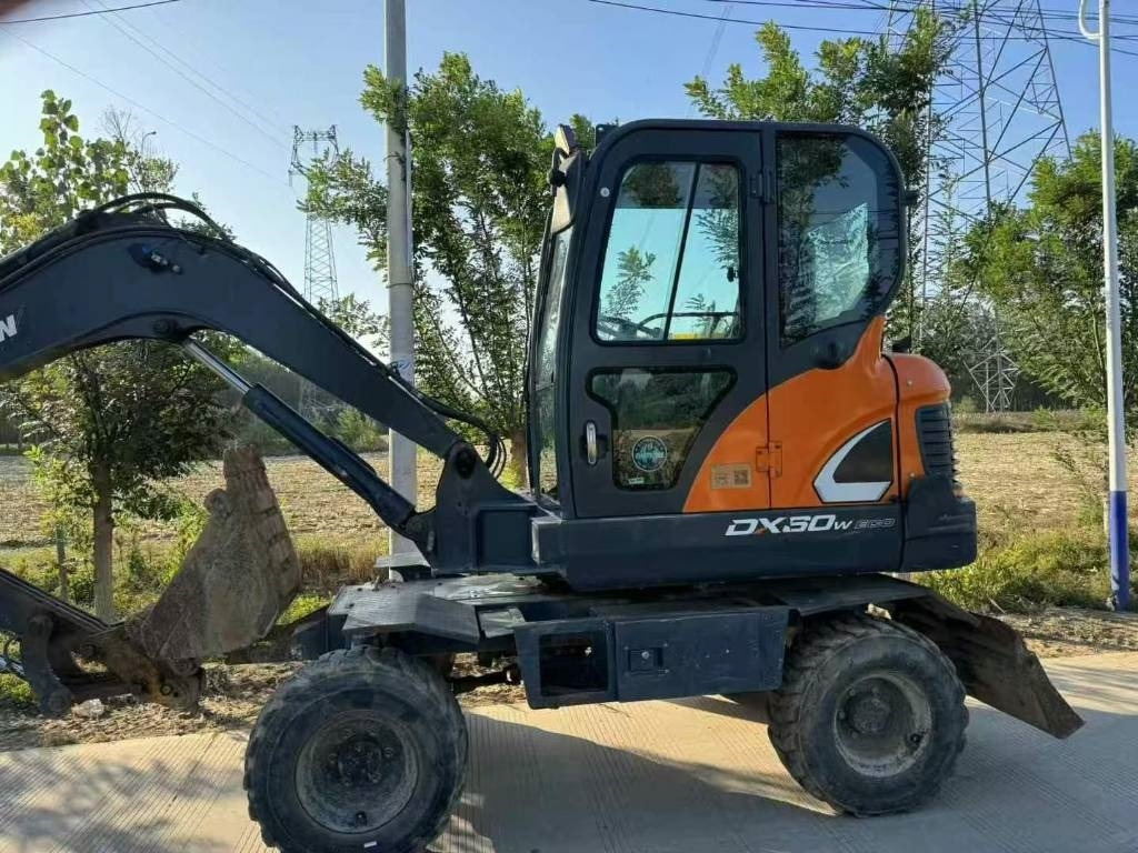 Doosan DX60W - Kolesové rýpadlo: obrázek 1 Doosan DX60W - Kolesové rýpadlo: obrázek 1