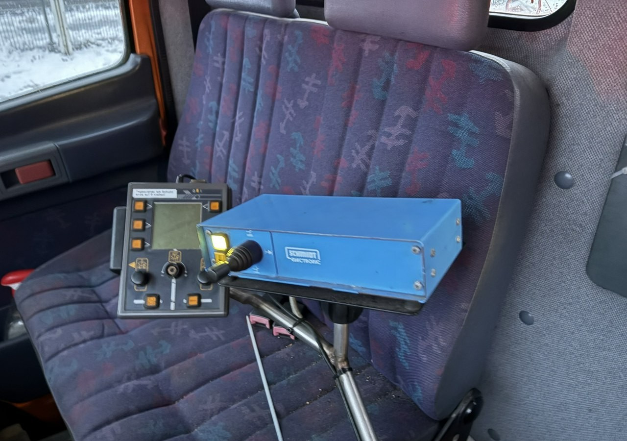 Mercedes-Benz Inny Mercedes-Benz Mercedes Vario 815 Wywrotka 4X4 2004 Pług posypywarka odśnieżarka - Vozidlo pro zimní údržbu: obrázek 4 Mercedes-Benz Inny Mercedes-Benz Mercedes Vario 815 Wywrotka 4X4 2004 Pług posypywarka odśnieżarka - Vozidlo pro zimní údržbu: obrázek 4