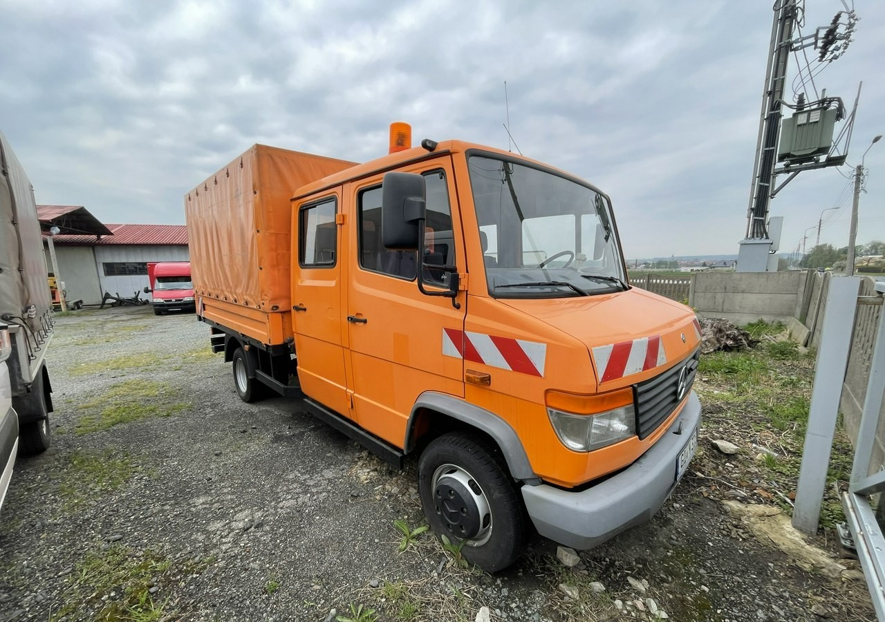 Mercedes-Benz Inny Mercedes-Benz Vario 614 Brygadówka skrzynia plandeka 6-oso doka dokka 2004 - Plachtový nákladní auto: obrázek 1 Mercedes-Benz Inny Mercedes-Benz Vario 614 Brygadówka skrzynia plandeka 6-oso doka dokka 2004 - Plachtový nákladní auto: obrázek 1