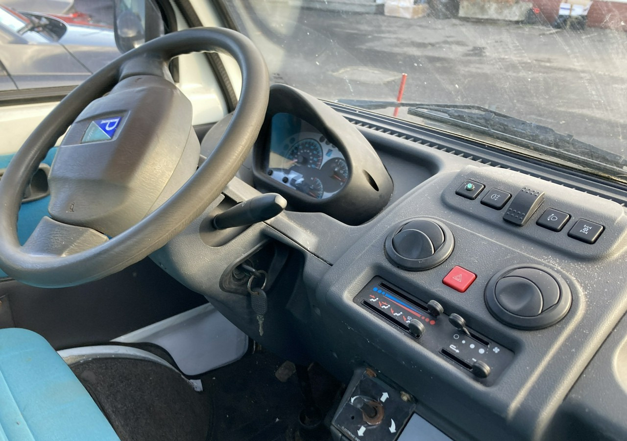 Piaggio Piaggio Porter 4X4 Skrzynia odśnieżarka Pług 2011 - Vozidlo pro zimní údržbu: obrázek 4 Piaggio Piaggio Porter 4X4 Skrzynia odśnieżarka Pług 2011 - Vozidlo pro zimní údržbu: obrázek 4