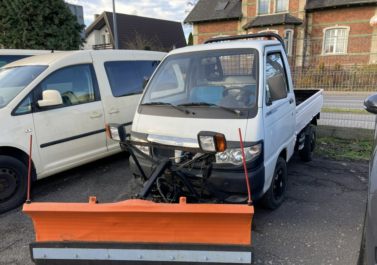 Piaggio Piaggio Porter 4X4 Skrzynia odśnieżarka Pług 2011 - Vozidlo pro zimní údržbu: obrázek 1 Piaggio Piaggio Porter 4X4 Skrzynia odśnieżarka Pług 2011 - Vozidlo pro zimní údržbu: obrázek 1