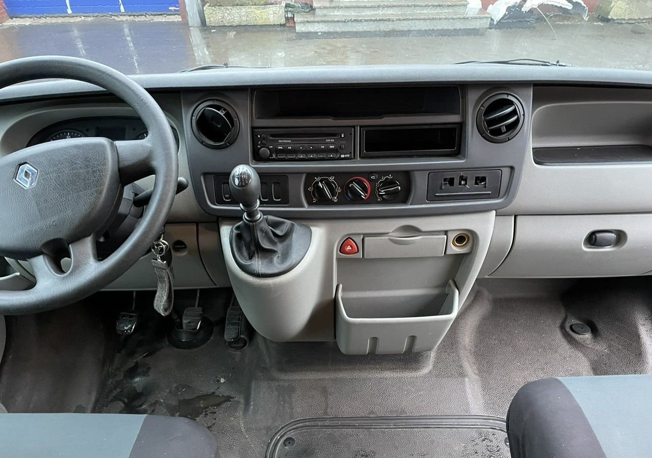 Interior photo 1:  Renault Master Autosklep pieczywa Sklep Gastronomiczny Food Truck Foodtruck 2009 leasing Renault Master Autosklep pieczywa Sklep Gastronomiczny Food Truck Foodtruck 2009