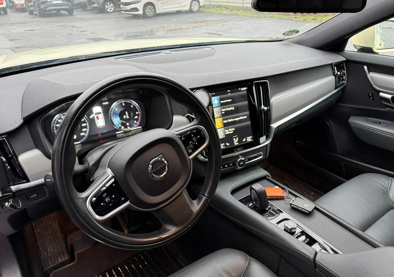 Volvo V90 II Volvo V90 2.0-198KM Lift Bogate wyposażenie Okleina- kolor czarny - Kombi: obrázek 3 Volvo V90 II Volvo V90 2.0-198KM Lift Bogate wyposażenie Okleina- kolor czarny - Kombi: obrázek 3