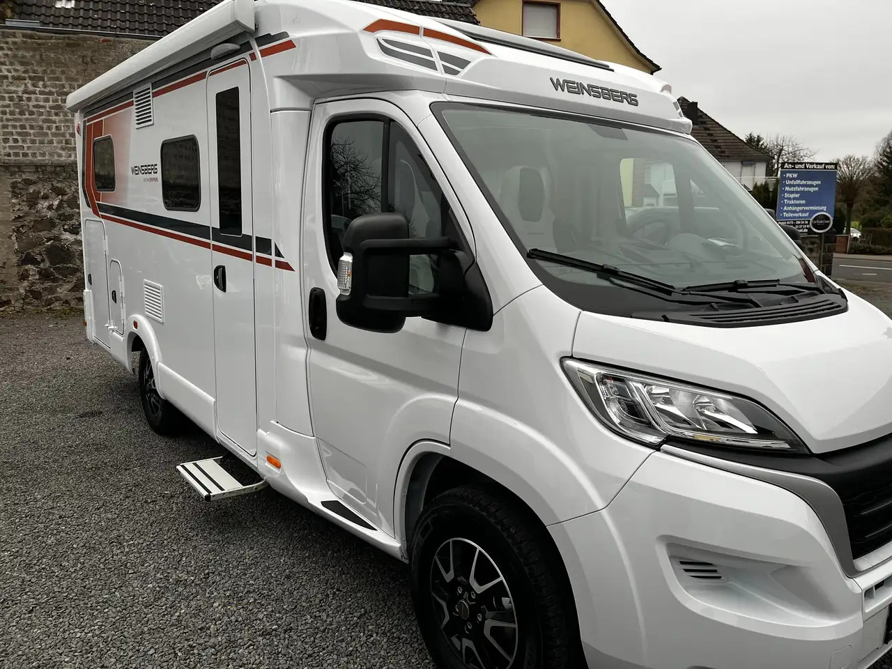Weinsberg CaraCompact 600 MEG Pepper Mietwagen Verfügbar - Polointegrovaný obytný vůz: obrázek 1 Weinsberg CaraCompact 600 MEG Pepper Mietwagen Verfügbar - Polointegrovaný obytný vůz: obrázek 1
