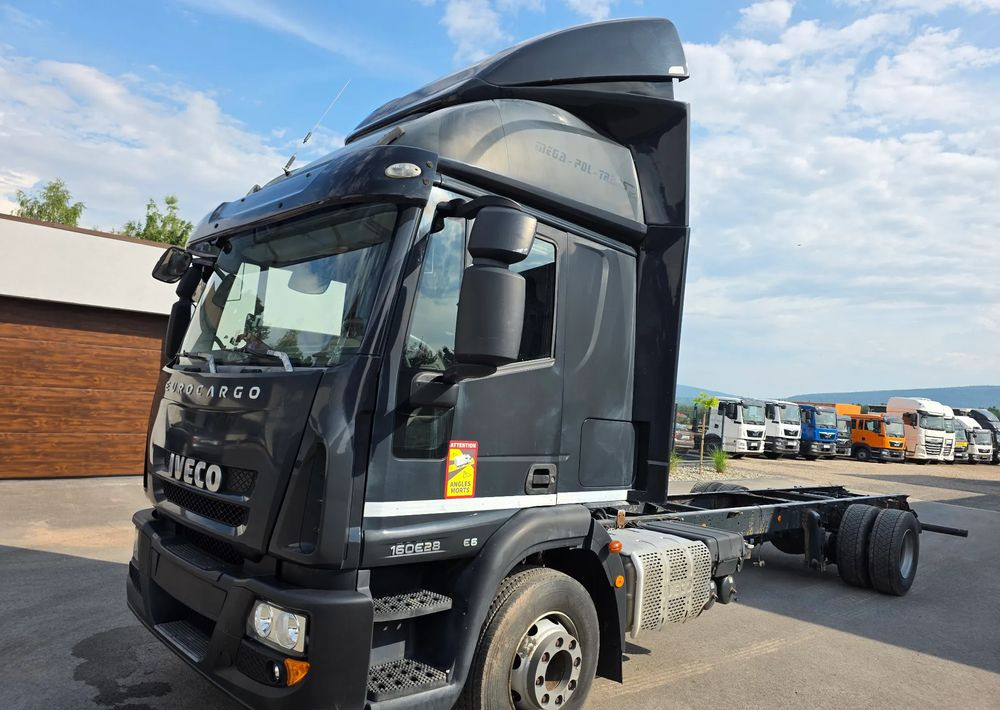 Iveco EUROCARGO 160E28 RAMA DO ZABUDOWY/ LAWETA / MANUAL / - Plachtový nákladní auto: obrázek 1 Iveco EUROCARGO 160E28 RAMA DO ZABUDOWY/ LAWETA / MANUAL / - Plachtový nákladní auto: obrázek 1