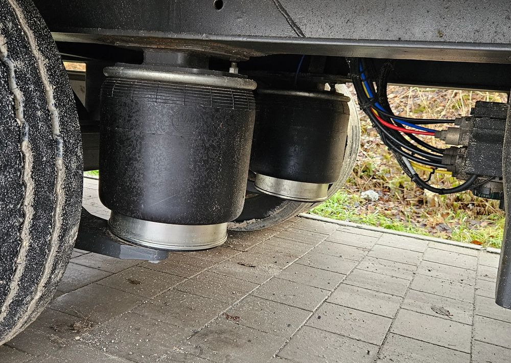 Fliegl PRZYCZEPA CIĘŻAROWA / 60m3 / 2 SZT IDENTYCZNE / NOWE PLANDEKI W CENIE / 3M WYSOKA / TANDEM / 2 OSIE / 19 PALET / DOLNY SPRZĘG / 18 TON DMC / 13 TON ŁADOWNOŚĆ - Plachtový přívěs: obrázek 5 Fliegl PRZYCZEPA CIĘŻAROWA / 60m3 / 2 SZT IDENTYCZNE / NOWE PLANDEKI W CENIE / 3M WYSOKA / TANDEM / 2 OSIE / 19 PALET / DOLNY SPRZĘG / 18 TON DMC / 13 TON ŁADOWNOŚĆ - Plachtový přívěs: obrázek 5