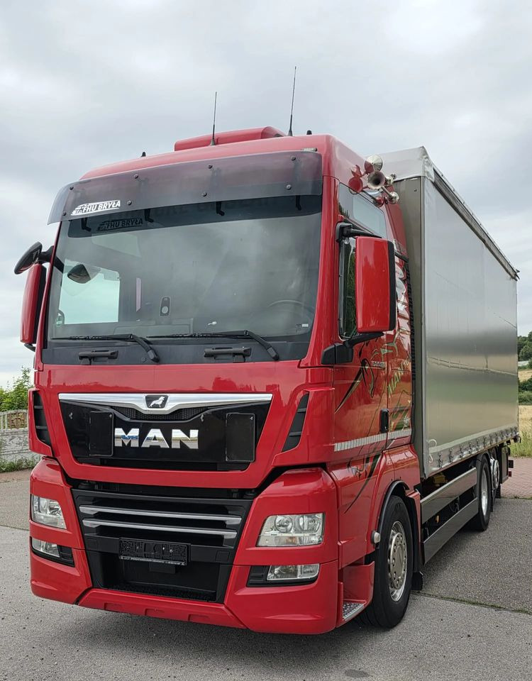 MAN TGX 26.500 / ALUMINIOWE FELGI / LIFT / 6X2 / KLIMA POSTOJOWA / 18PALET / E6 / FIRANKA / 17 TON ŁADOWNOŚĆ / WINDA / NISKI PRZEBIEG / JEDEN WŁAŚCICIEL / PODWIESZANA OŚ - Plachtový nákladní auto: obrázek 4 MAN TGX 26.500 / ALUMINIOWE FELGI / LIFT / 6X2 / KLIMA POSTOJOWA / 18PALET / E6 / FIRANKA / 17 TON ŁADOWNOŚĆ / WINDA / NISKI PRZEBIEG / JEDEN WŁAŚCICIEL / PODWIESZANA OŚ - Plachtový nákladní auto: obrázek 4