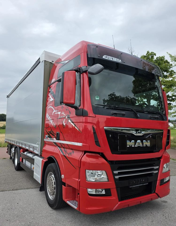 MAN TGX 26.500 / ALUMINIOWE FELGI / LIFT / 6X2 / KLIMA POSTOJOWA / 18PALET / E6 / FIRANKA / 17 TON ŁADOWNOŚĆ / WINDA / NISKI PRZEBIEG / JEDEN WŁAŚCICIEL / PODWIESZANA OŚ - Plachtový nákladní auto: obrázek 3 MAN TGX 26.500 / ALUMINIOWE FELGI / LIFT / 6X2 / KLIMA POSTOJOWA / 18PALET / E6 / FIRANKA / 17 TON ŁADOWNOŚĆ / WINDA / NISKI PRZEBIEG / JEDEN WŁAŚCICIEL / PODWIESZANA OŚ - Plachtový nákladní auto: obrázek 3