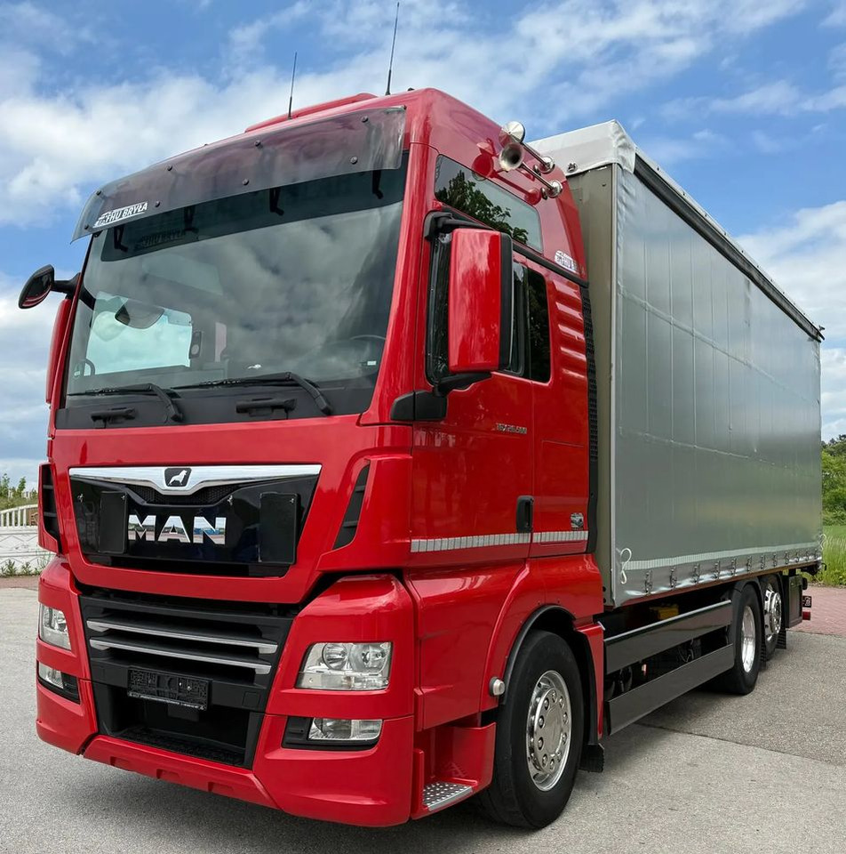 MAN TGX 26.500 / LIFT / 6X2 / KLIMA POSTOJOWA / 18PALET / E6 / FIRANKA / 18 TON ŁADOWNOŚĆ / WINDA / NISKI PRZEBIEG / JEDEN WŁAŚCICIEL / PODWIESZANA OŚ - Plachtový nákladní auto: obrázek 1 MAN TGX 26.500 / LIFT / 6X2 / KLIMA POSTOJOWA / 18PALET / E6 / FIRANKA / 18 TON ŁADOWNOŚĆ / WINDA / NISKI PRZEBIEG / JEDEN WŁAŚCICIEL / PODWIESZANA OŚ - Plachtový nákladní auto: obrázek 1