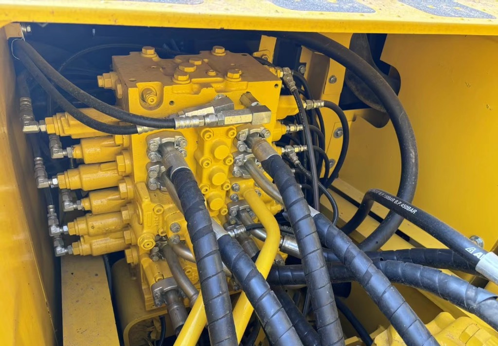 Pásové rýpadlo Komatsu PC 210 LC-8: obrázek 7