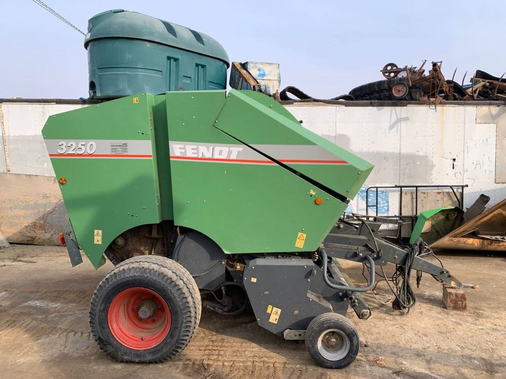 Fendt 3250 - Lis na válcové balíky: obrázek 2 Fendt 3250 - Lis na válcové balíky: obrázek 2