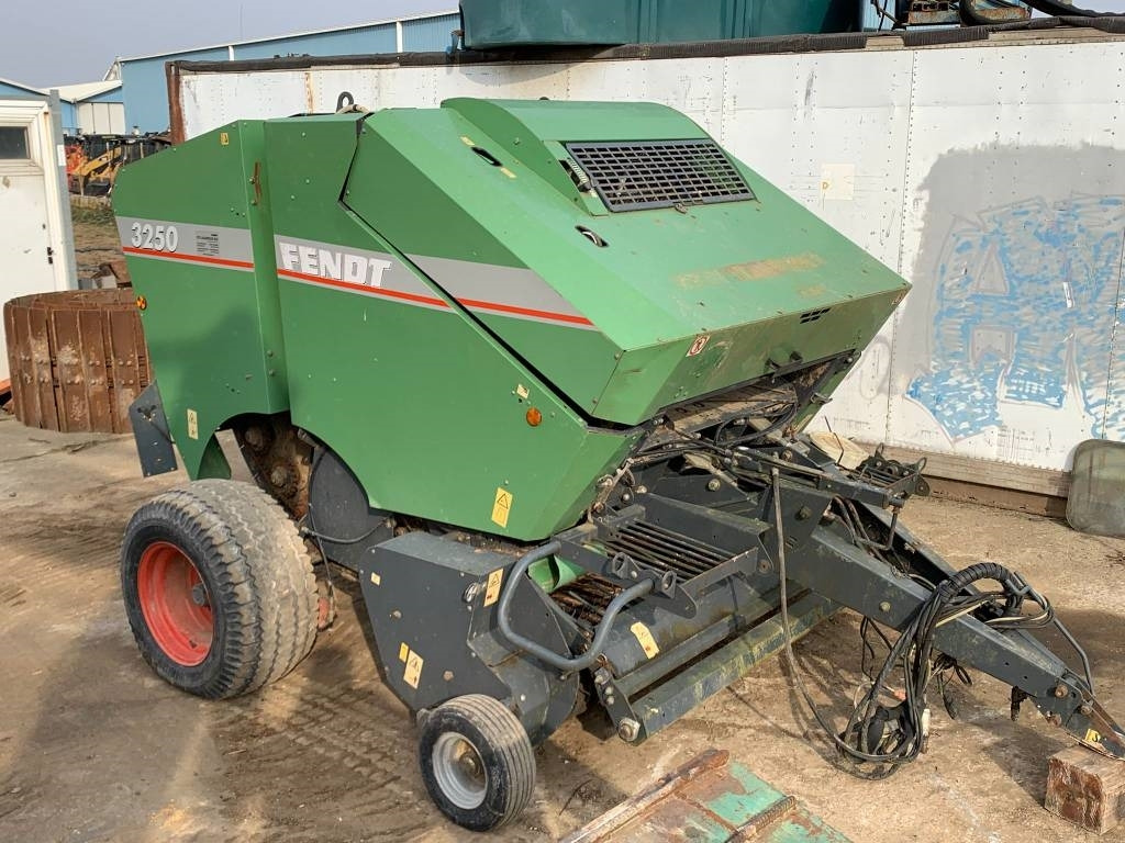 Fendt 3250 - Lis na válcové balíky: obrázek 1 Fendt 3250 - Lis na válcové balíky: obrázek 1